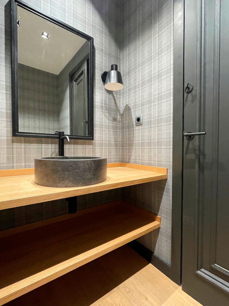 Estrena baño y añade espacio de almacenamiento por muy poco dinero (y sin  obras) con este mueble de lavabo superventas en