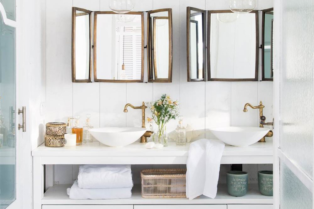 A fisherman's house between sea and design