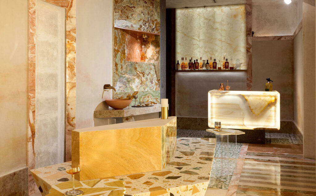 La obra de los artistas de Bathco Atelier presente en la sala de catas de Ron Matusalem diseñada por Marta Sánchez Zornoza