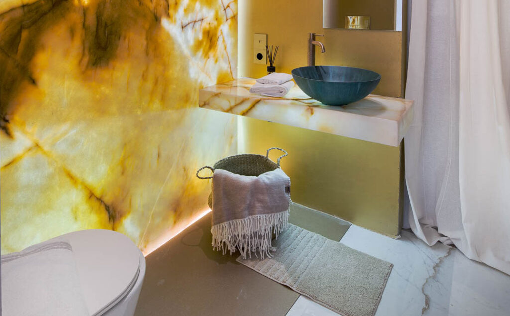 Una experiencia de ensueño de Estudio Muher incluye el lavabo Óxido y el inodoro suspendido de Bathco