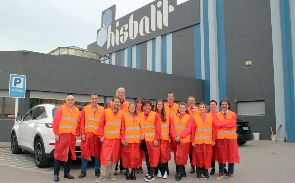 Bathco e Hisbalit presentan sus materiales artesanos y creativos a arquitectos e interioristas de referencia del sector de la mano de Oliveras