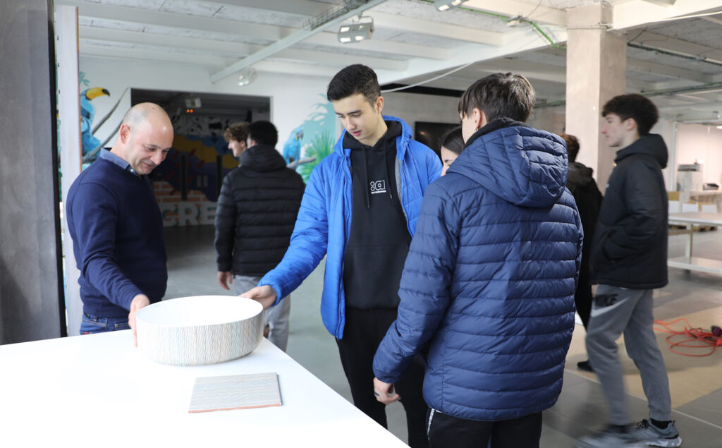 Los alumnos del IES José María Pereda visitan las instalaciones de Bathco