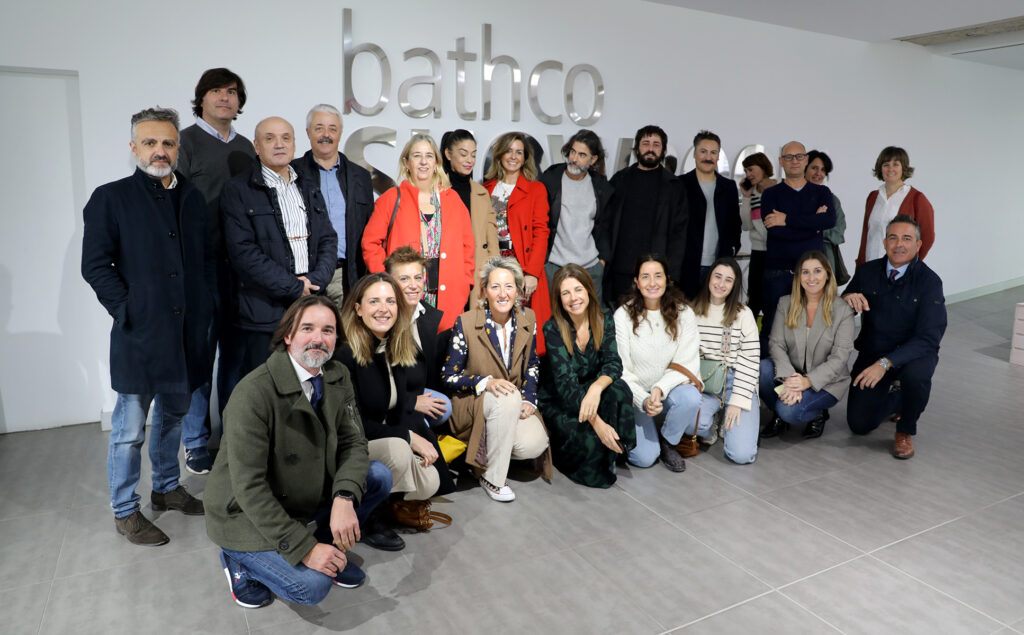 Estudios de arquitectura e interiorismo de Bizkaia visitan las instalaciones de Bathco e Hisbalit de la mano de Bilbu