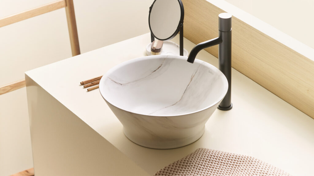 Bathco presenta novedosos lavabos de su Atelier en el nuevo catálogo de Materia