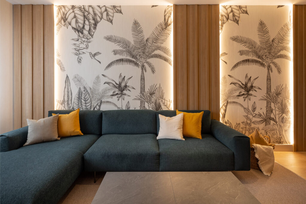 An apartment full of colors, wood and vanilla