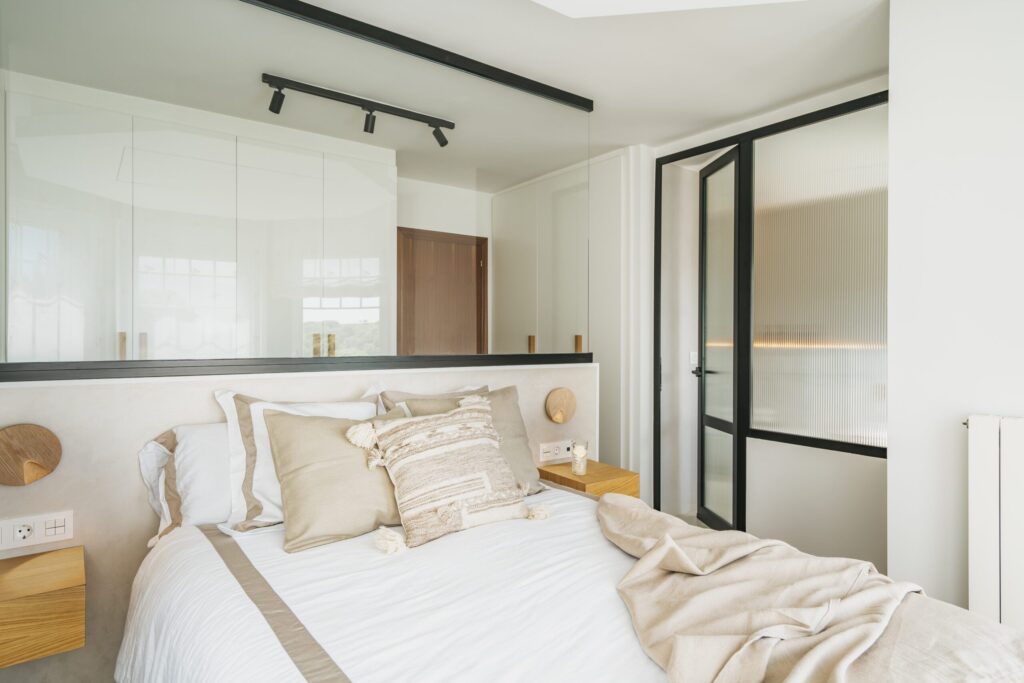 A bedroom with an integrated bathroom: the perfect fusion.