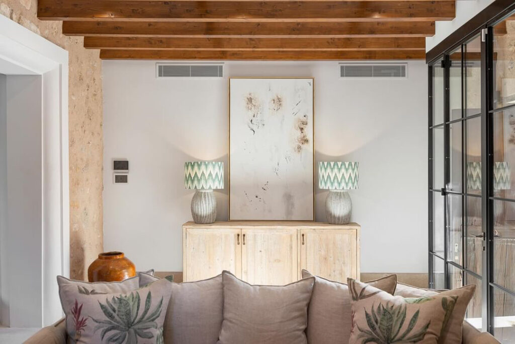 Rehabilitation of a rustic house preserving its essence