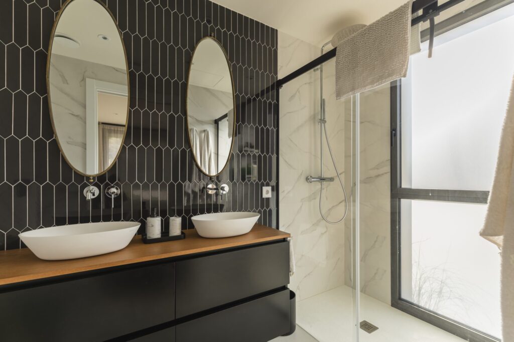 Black bathroom: the most elegant trend for decoration