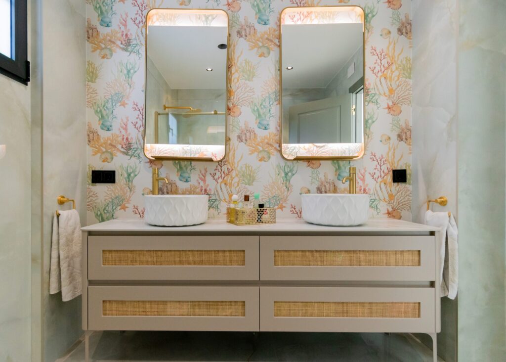 Trends with wallpaper in the bathroom