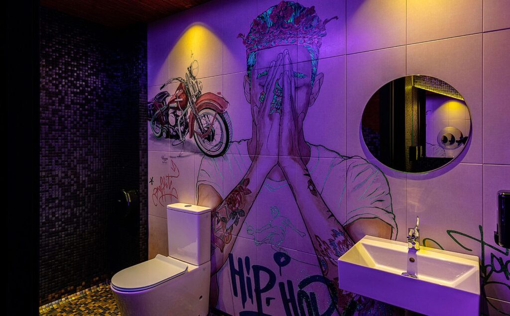 Los artistas de Bathco Atelier intervienen los baños de La Consentida