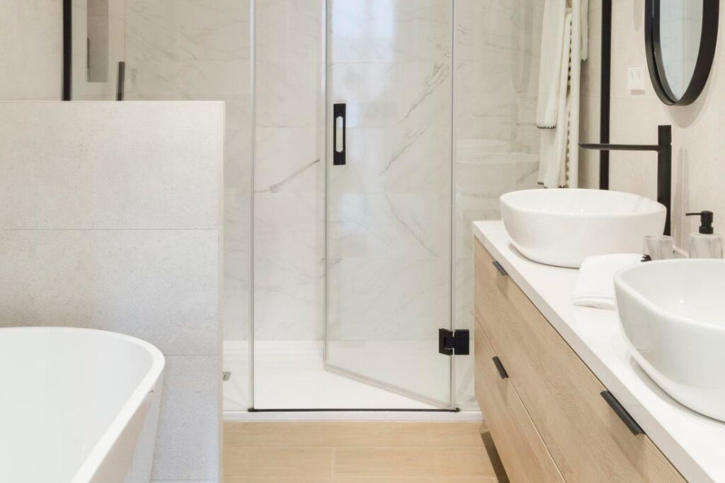 Los muros de obra en el diseño de cuartos de baño